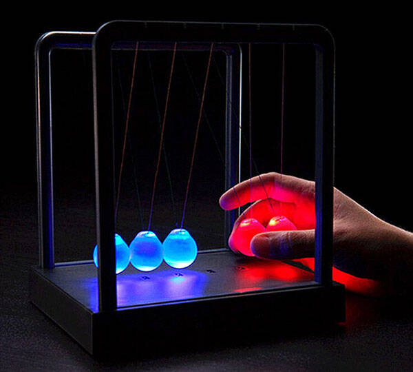 Illuminating Newton Cradle - coolthings.us