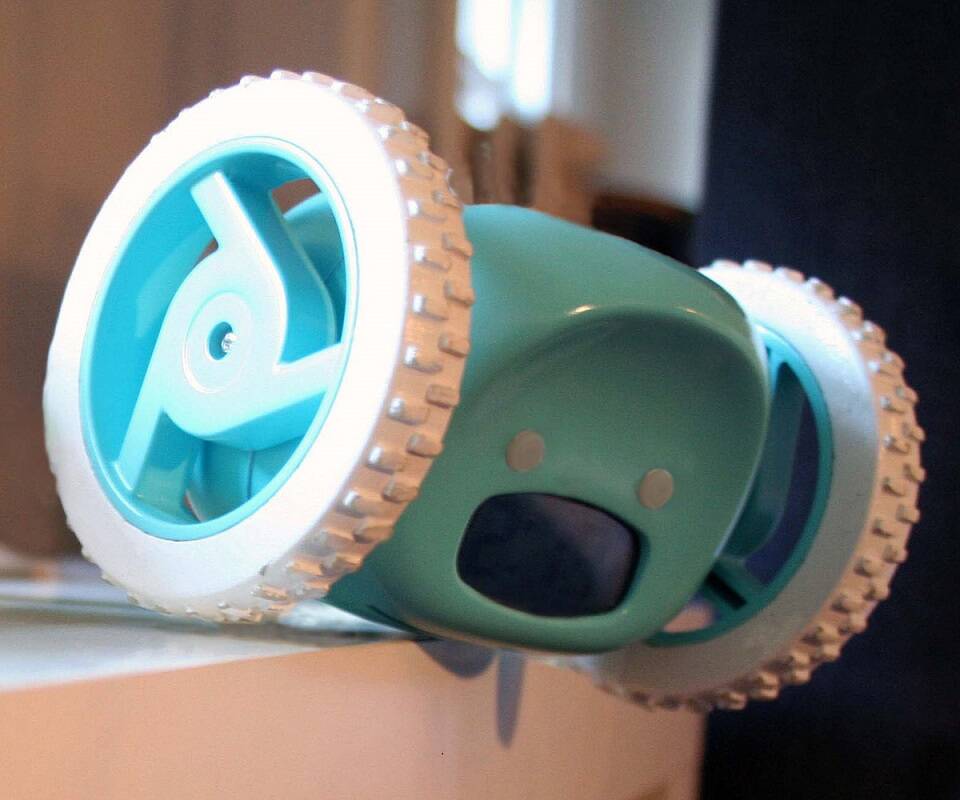 Clocky Runaway Alarm Clock on Wheels - //coolthings.us