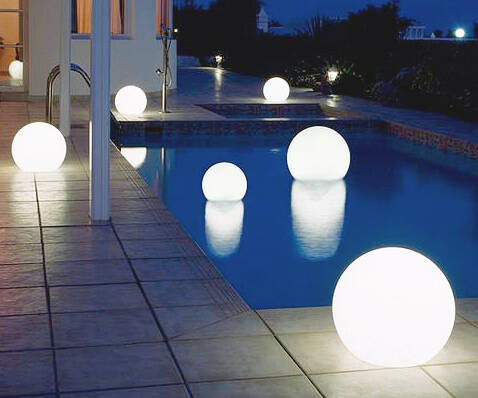 Floating Light Up Globes - http://coolthings.us