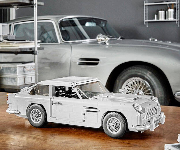 LEGO James Bond Aston Martin - //coolthings.us