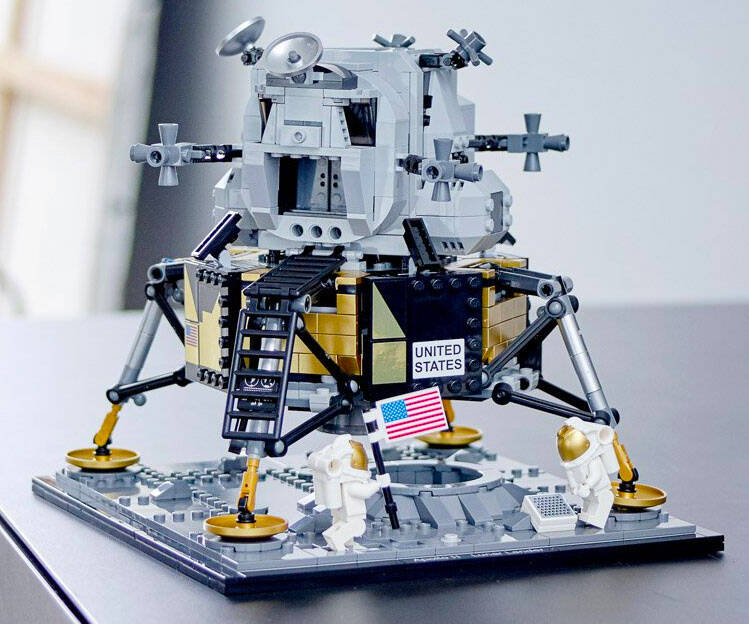 LEGO Apollo 11 Lunar Lander - //coolthings.us