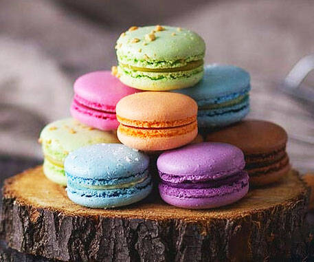 Gourmet Parisian Rainbow Macarons - //coolthings.us