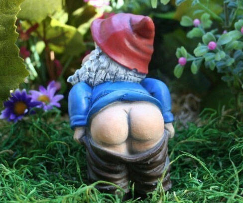 Mooning Garden Gnome - coolthings.us
