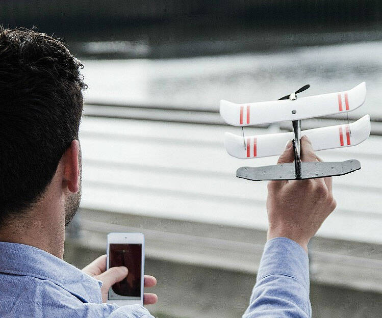 Smartphone App Controlled Airplane - coolthings.us