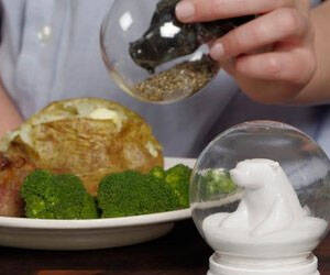 Snow Globe Shakers - coolthings.us