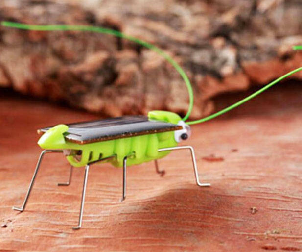 Solar Powered Grasshopper - coolthings.us