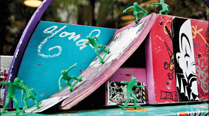 Toy Army Men Skateboarders