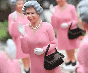 Solar Powered Waving Queen - //coolthings.us