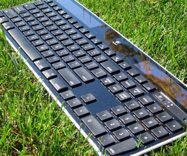 Solar Powered Wireless Keyboard - //coolthings.us