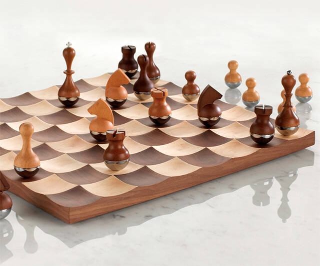 Wobble Chess Set - //coolthings.us