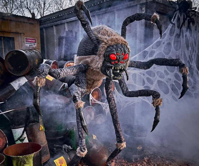 Giant Animatronic Spider Monster - //coolthings.us