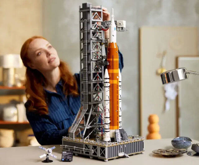 NASA Artemis Space Launch System - //coolthings.us