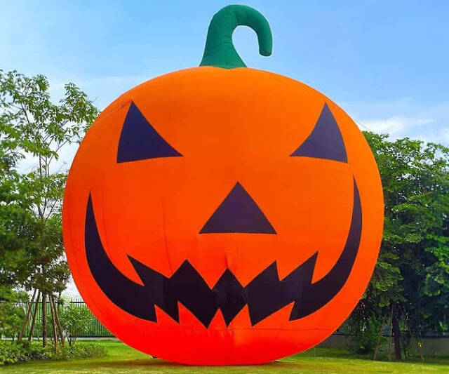 The 40 Foot Halloween Pumpkin - //coolthings.us