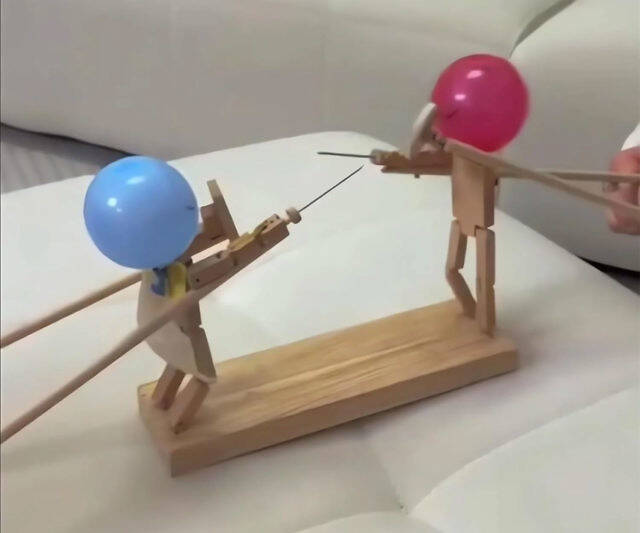 Wooden Fencing Balloon Puppets - //coolthings.us