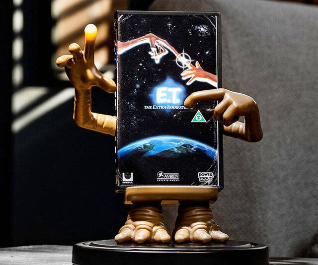 E.T. Wireless Charging Dock - //coolthings.us