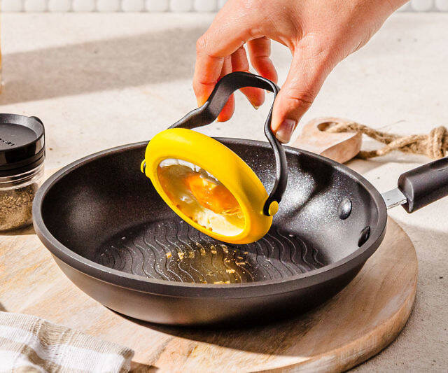 Flip & Serve Egg Ring - //coolthings.us