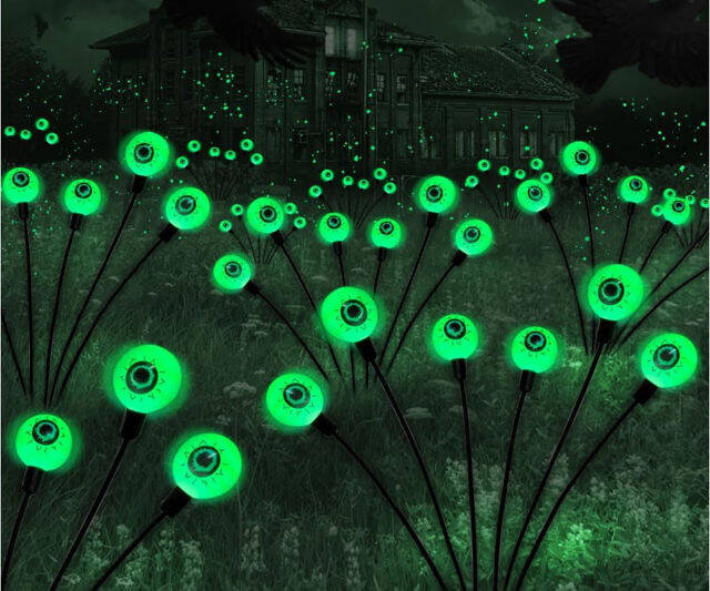 Halloween Glowing Eyeball Lights - //coolthings.us