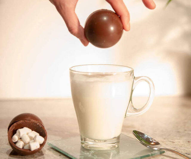 Marshmallow Filled Hot Cocoa Bombs - //coolthings.us