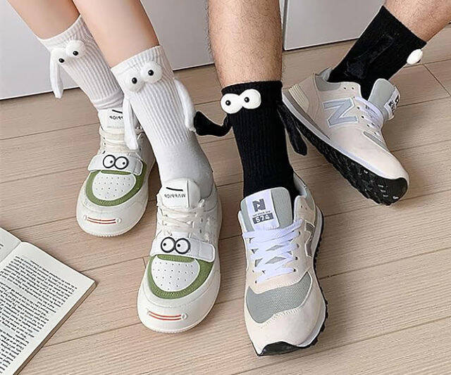 Magnetic Holding Hands Socks - //coolthings.us