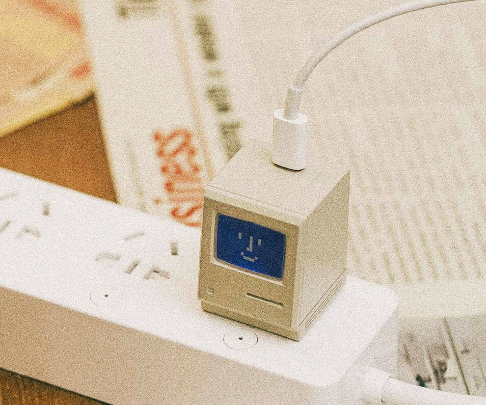 Mini-Macintosh USB Charger - coolthings.us