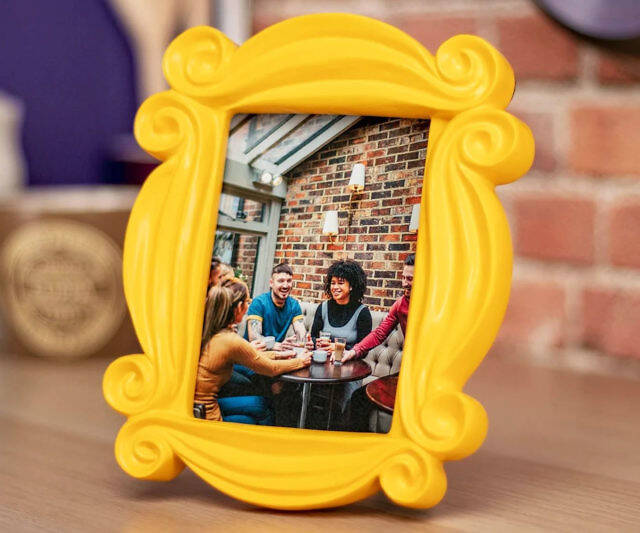 Monica's Peephole Photo Frame - //coolthings.us