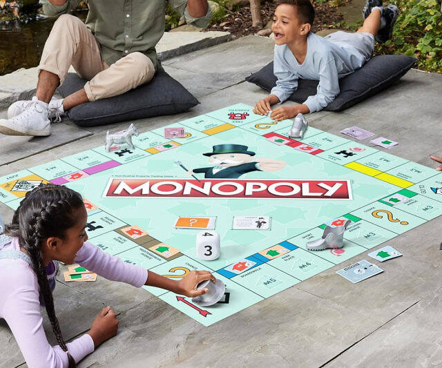 Monopoly Giant Edition - //coolthings.us