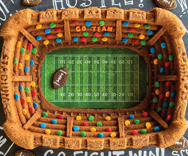Stadium Bundt Cake Pan - //coolthings.us