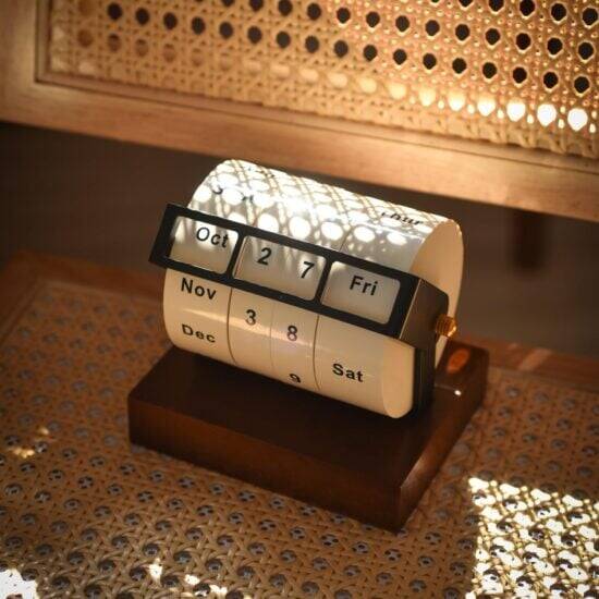 Wooden Rotary Desk Calendar - //coolthings.us